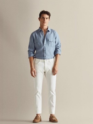 Как носить белые джинсы с светло-коричневыми замшевыми лоферами в 20 лет мужчине в стиле смарт-кэжуал: Голубая рубашка с длинным рукавом и белые джинсы будет превосходным вариантом для непринужденного повседневного лука. Теперь почему бы не добавить в этот ансамбль на каждый день немного эффектности с помощью светло-коричневых замшевых лоферов?