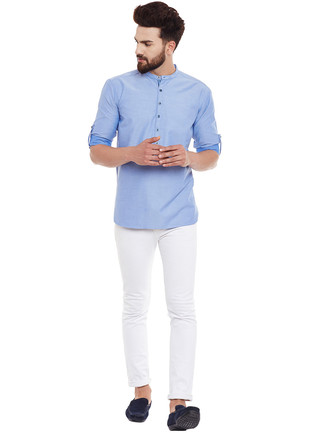 С чем носить синие мокасины в 20 лет мужчине в теплую погоду в стиле кэжуал: Голубая рубашка с длинным рукавом в сочетании с белыми зауженными джинсами позволит выразить твою индивидуальность и выделиться из толпы. Если ты любишь смелые решения в своих образах, дополни этот синими мокасинами.