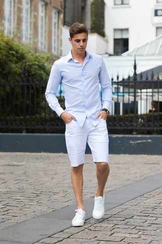 Модный лук: голубая рубашка с длинным рукавом, белые шорты, белые кожаные низкие кеды