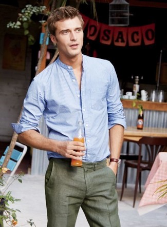 Модный лук: голубая рубашка с длинным рукавом в вертикальную полоску, оливковые классические брюки, темно-красные кожаные часы