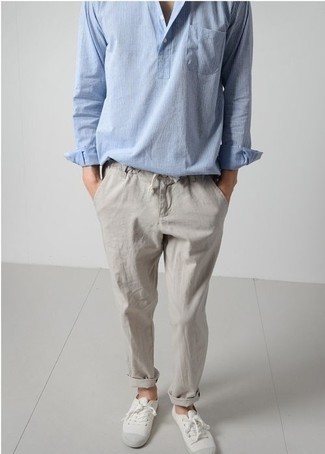 Модный лук: голубая рубашка с длинным рукавом в вертикальную полоску, серые брюки чинос, белые низкие кеды из плотной ткани