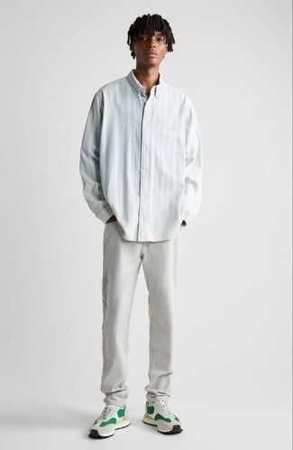 Модный лук: голубая рубашка с длинным рукавом в вертикальную полоску, серые джинсы, бело-зеленые кроссовки