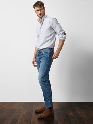 Как носить синие джинсы с коричневыми замшевыми ботинками челси в 30 лет мужчине в теплую погоду: Сочетание голубой рубашки с длинным рукавом в вертикальную полоску и синих джинсов не прекращает импонировать мужчинам, которые любят одеваться по моде. Хотел бы сделать образ немного элегантнее? Тогда в качестве обуви к этому образу, стоит обратить внимание на коричневые замшевые ботинки челси.