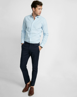 Модный лук: голубая рубашка с длинным рукавом в вертикальную полоску, темно-синие брюки чинос, коричневые кожаные туфли дерби