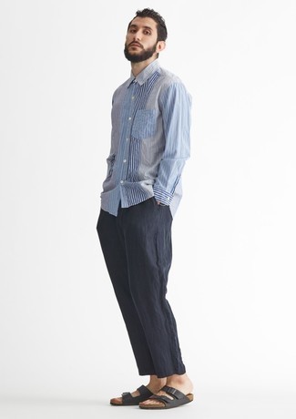 Как носить сандалии с рубашкой с длинным рукавом мужчине: Рубашка с длинным рукавом в сочетании с темно-синими льняными брюками чинос — превосходная идея для создания мужского ансамбля в элегантно-деловом стиле. Сандалии подарят комфорт в течение всего дня.