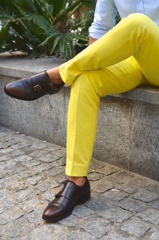 Как носить рубашку с длинным рукавом с монками с двумя ремешками: Рубашка с длинным рукавом в сочетании с желтыми классическими брюками — воплощение делового городского стиля. В качестве дополнения к ансамблю сюда просятся монки с двумя ремешками.