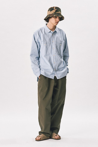 Модный лук: голубая рубашка с длинным рукавом, оливковые брюки чинос, коричневые замшевые сандалии, светло-коричневая панама с камуфляжным принтом