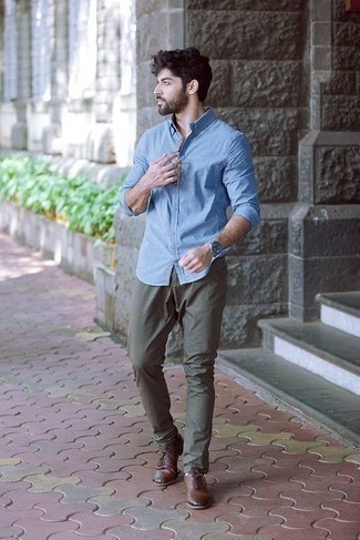 Модный лук: голубая рубашка с длинным рукавом, оливковые брюки чинос, коричневые кожаные туфли дерби, серебряные часы