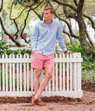 С чем носить мокасины в 20 лет мужчине в стиле кэжуал: Если ты любишь одеваться модно, и при этом чувствовать себя комфортно и нескованно, тебе стоит попробовать это сочетание голубой рубашки с длинным рукавом и розовых шорт. В этот образ очень легко интегрировать пару мокасин.