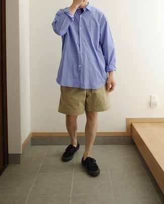 Как носить шорты с низкими кедами в 30 лет мужчине в стиле кэжуал: Голубая рубашка с длинным рукавом и шорты — неотъемлемые элементы в гардеробе парней с превосходным вкусом в одежде. Очень кстати здесь выглядят низкие кеды.