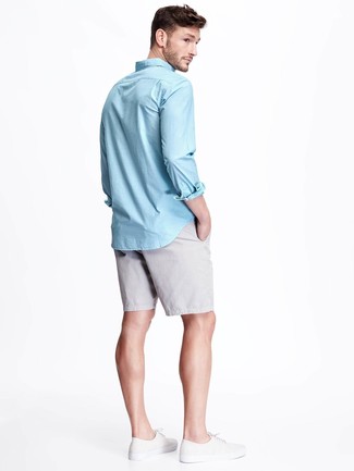 Модный лук: голубая рубашка с длинным рукавом, серые шорты, белые кожаные низкие кеды