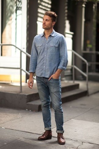 Какие ботинки дезерты носить с темно-синими джинсами в 30 лет в стиле кэжуал: Голубая рубашка с длинным рукавом в паре с темно-синими джинсами не прекращает импонировать джентльменам, которые любят одеваться с иголочки. Пара ботинок дезертов идеально гармонирует с остальными вещами из лука.