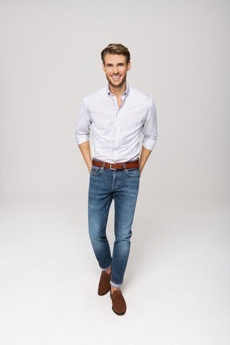 Как носить синие джинсы с темно-коричневыми замшевыми лоферами мужчине: Голубая рубашка с длинным рукавом в вертикальную полоску и синие джинсы — хороший вариант, если ты ищешь простой, но в то же время модный мужской лук. Завершив лук темно-коричневыми замшевыми лоферами, получим потрясающий результат.