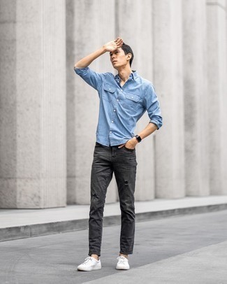 С чем носить темно-серые джинсы в 30 лет мужчине в спортивном стиле: Если ты делаешь ставку на удобство и функциональность, голубая рубашка с длинным рукавом из шамбре и темно-серые джинсы — отличный выбор для привлекательного повседневного мужского ансамбля. Вкупе с этим луком идеально смотрятся белые низкие кеды из плотной ткани.