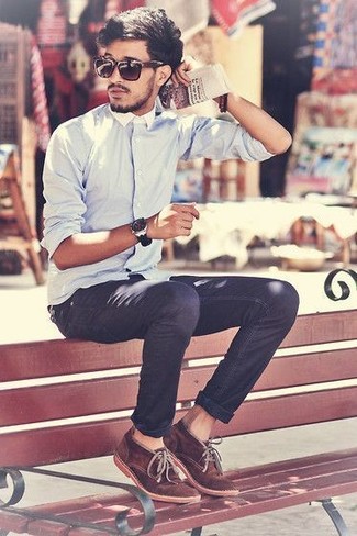 С чем носить темно-коричневые замшевые ботинки дезерты: Голубая рубашка с длинным рукавом и темно-синие брюки чинос — идеальный лук, если ты ищешь простой, но в то же время стильный мужской лук. В тандеме с этим образом наиболее уместно будут выглядеть темно-коричневые замшевые ботинки дезерты.