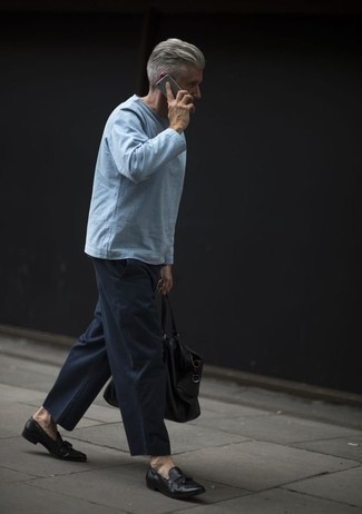 Какие лоферы носить с голубой рубашкой с длинным рукавом за 40 лет мужчине: Комбо из голубой рубашки с длинным рукавом и темно-синих брюк чинос продолжает импонировать стильным молодым людям. В паре с лоферами такой лук смотрится особенно выгодно.