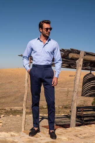 Какие лоферы носить с синими классическими брюками мужчине в теплую погоду в деловом стиле: Сочетание голубой рубашки с длинным рукавом и синих классических брюк поможет составить стильный и в то же время элегантный образ. Лоферы станут замечательным дополнением к твоему ансамблю.