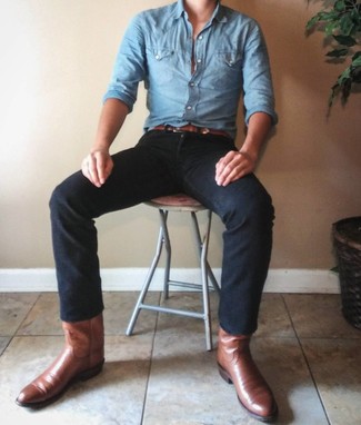 Какие джинсы носить с коричневыми ковбойскими сапогами мужчине в теплую погоду: Составив лук из голубой рубашки с длинным рукавом из шамбре и джинсов, можно спокойно идти на свидание с девушкой или встречу с друзьями в расслабленной обстановке. Такой образ легко адаптировать к повседневным реалиям, если завершить его коричневыми ковбойскими сапогами.