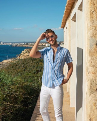 Модный лук: голубая рубашка с коротким рукавом в вертикальную полоску, белые джинсы, серые солнцезащитные очки