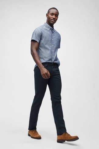 С чем носить голубую рубашку с коротким рукавом в 30 лет мужчине: Голубая рубашка с коротким рукавом и черные джинсы прочно закрепились в гардеробе современных мужчин, позволяя создавать потрясающие и стильные луки. Теперь почему бы не добавить в повседневный образ толику стильной строгости с помощью табачных замшевых туфель дерби?