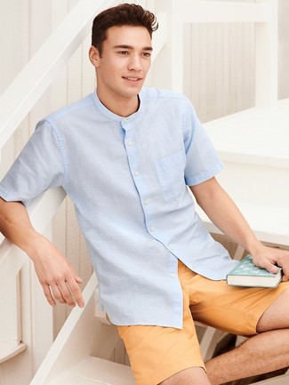 С чем носить горчичные шорты мужчине: Голубая рубашка с коротким рукавом в сочетании с горчичными шортами позволит выразить твою индивидуальность.