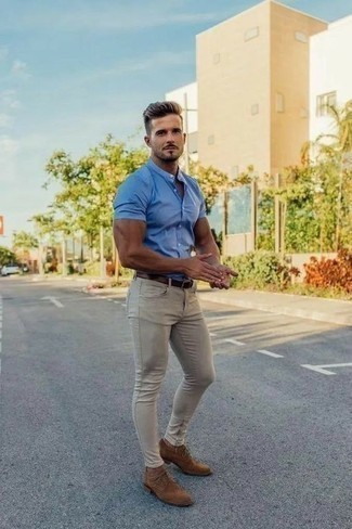 С чем носить бежевые зауженные джинсы мужчине в стиле смарт-кэжуал: Такое простое и комфортное сочетание базовых вещей, как голубая рубашка с коротким рукавом и бежевые зауженные джинсы, придется по вкусу мужчинам, которые любят проводить дни активно. Если ты любишь смешивать в своих луках разные стили, из обуви можешь надеть коричневые замшевые туфли дерби.