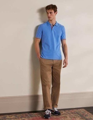 С чем носить брюки чинос в 20 лет в жару: Фанатам стиля casual придется по вкусу сочетание голубой футболки-поло и брюк чинос. Если подобный лук кажется слишком дерзким, сбалансируй его бело-красно-синими кроссовками.
