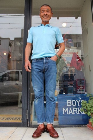 Модный лук: голубая футболка-поло, синие джинсы, коричневые кожаные лоферы, темно-зеленые часы