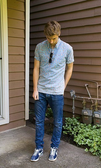 С чем носить синюю обувь мужчине в жару: Голубая футболка-поло с цветочным принтом и синие джинсы помогут составить нескучный и стильный лук. Любишь рисковать? Заверши лук синими кроссовками.