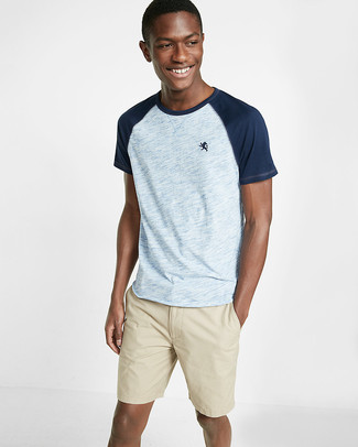 С чем носить бирюзовую футболку в 20 лет мужчине в жару: Сочетание бирюзовой футболки и бежевых шорт позволит создать незаезженный мужской лук в расслабленном стиле.