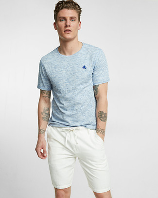 С чем носить белые шорты мужчине в жару: Голубая футболка с круглым вырезом и белые шорты будет замечательным вариантом для непринужденного повседневного ансамбля.