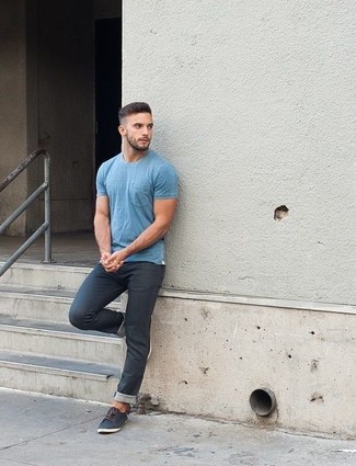 С чем носить серые джинсы мужчине лето: Голубая футболка с круглым вырезом и серые джинсы — неотъемлемые предметы в гардеробе мужчин с отменным чувством стиля. Весьма подходяще здесь выглядят темно-синие низкие кеды из плотной ткани. Как нам кажется, это хороший вариант для жаркой погоды.