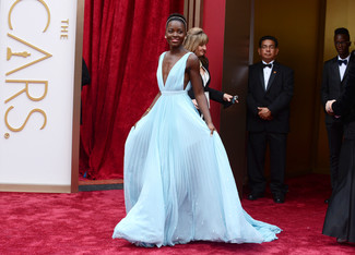 Как Lupita Nyong'o носит Голубое вечернее платье со складками