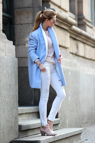 С чем носить белые джинсы скинни в холод в стиле смарт-кэжуал: Голубое пальто и белые джинсы скинни прочно закрепились в гардеробе многих модниц, помогая создавать незабываемые и практичные образы. Очень подходяще здесь выглядят розовые кожаные ботильоны.