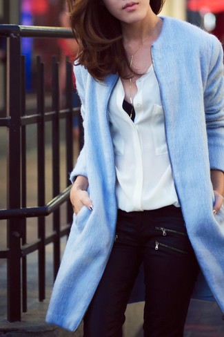 Как носить джинсы скинни с пальто в холод в деловом стиле: Если ты считаешь себя одной из тех девушек, которые каждый день выглядят с иголочки, тебе понравится дуэт пальто и джинсов скинни.