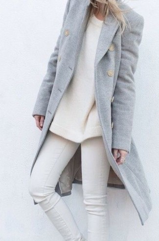 С чем носить голубое пальто женщине в холод в стиле смарт-кэжуал: Голубое пальто и белые джинсы скинни — великолепный образ, если ты ищешь простой, но в то же время модный ансамбль.