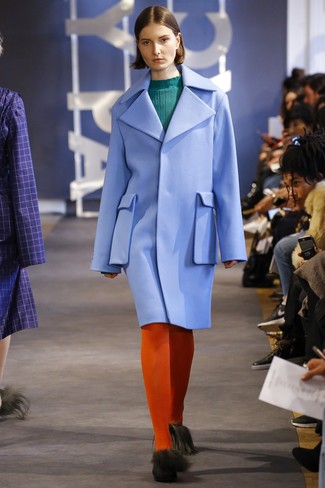 С чем носить голубое пальто женщине в холод в стиле смарт-кэжуал: Голубое пальто и темно-бирюзовый свитер с круглым вырезом — необходимые составляющие стильного женского гардероба.