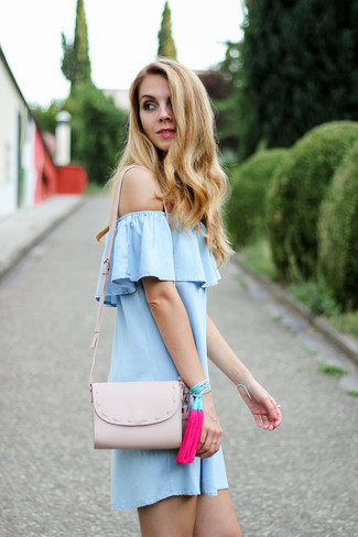 С чем носить розовую сумку через плечо: Если ты любишь одеваться стильно, чувствуя себя при этом комфортно и нескованно, тебе стоит опробировать это сочетание голубого платья с открытыми плечами и розовой сумки через плечо.