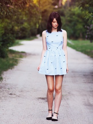 Голубое платье с плиссированной юбкой с принтом от Lela Rose