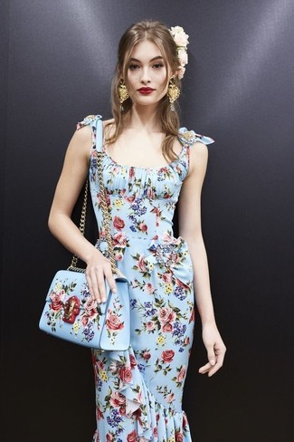 Модный лук: голубое платье-футляр с цветочным принтом, голубая кожаная сумка через плечо с цветочным принтом, розовый ободок/повязка с цветочным принтом, золотые серьги