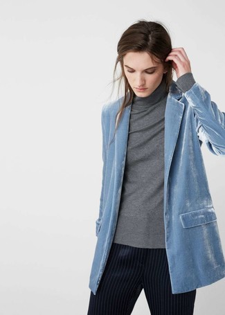 С чем носить бирюзовый пиджак в 20 лет женщине: Практичное сочетание бирюзового пиджака и темно-синих брюк-галифе в вертикальную полоску вне всякого сомнения будет обращать на тебя взгляды и мужчин, и женщин.