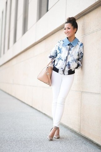 С чем носить бомбер в 30 лет женщине: Бомбер и белые джинсы скинни помогут создать легкий и функциональный образ для выходного в парке или торговом центре. В сочетании с этим нарядом наиболее уместно будут смотреться серые кожаные туфли.