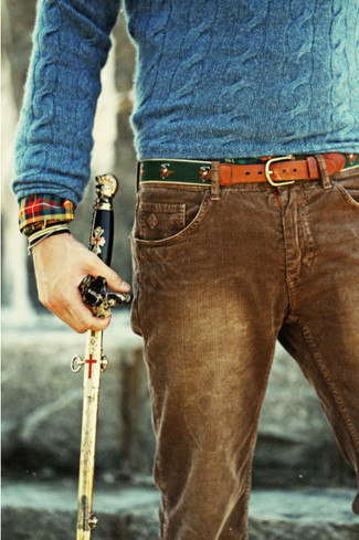 С чем носить голубой вязаный свитер мужчине: Образ из голубого вязаного свитера и коричневых вельветовых джинсов позволит составить необыденный мужской лук в повседневном стиле.