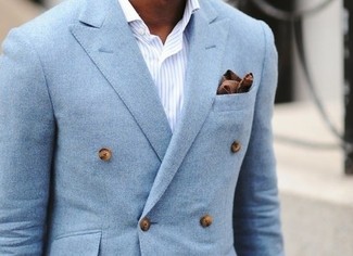 С чем носить темно-коричневый нагрудный платок в деловом стиле: Если у вас на работе отсутствует дресс-код, обрати внимание на это тандем голубого двубортного пиджака и темно-коричневого нагрудного платка.