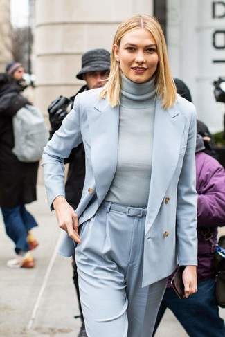С чем носить двубортный пиджак в 30 лет женщине в теплую погоду: Ансамбль из двубортного пиджака и голубых брюк-галифе выглядит очень красиво, согласна?