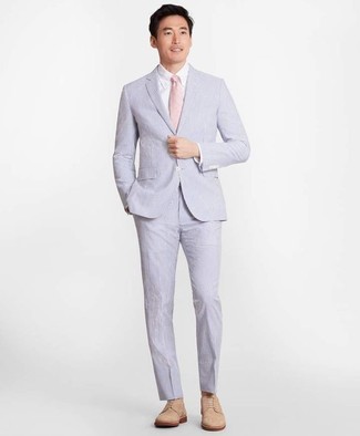Модный лук: голубой костюм из жатого хлопка, белая классическая рубашка, светло-коричневые замшевые туфли дерби, розовый галстук