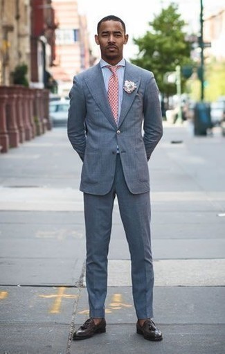 С чем носить ярко-розовый галстук мужчине: Голубой костюм в паре с ярко-розовым галстуком поможет составить стильный и изысканный образ. Что касается обуви, можешь отдать предпочтение функциональности и выбрать темно-коричневые кожаные лоферы с кисточками.