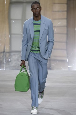 С чем носить зеленую сумку в 30 лет мужчине в теплую погоду: Сочетание голубого костюма и зеленой сумки — воплощение современного городского стиля. Что же до обуви, закончи лук бело-зелеными кожаными низкими кедами.