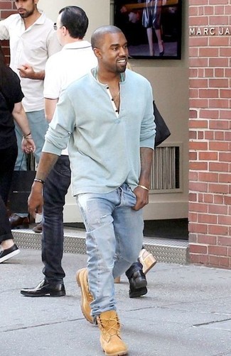 Как Kanye West носит Голубой лонгслив с горловиной на пуговицах, Голубые джинсы, Светло-коричневые замшевые повседневные ботинки