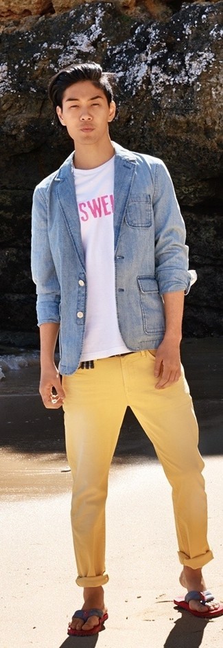 С чем носить бело-ярко-розовую футболку с круглым вырезом с принтом в 30 лет мужчине в теплую погоду: Бело-ярко-розовая футболка с круглым вырезом с принтом и желтые брюки чинос надежно закрепились в гардеробе современных мужчин, позволяя создавать эффектные и стильные ансамбли. Почему бы не привнести в этот лук толику непринужденности с помощью красно-темно-синих сланцев?